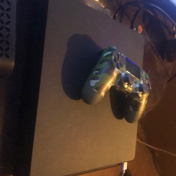 Ps4 slim w/ controller 5 games - Picture 2 of 3